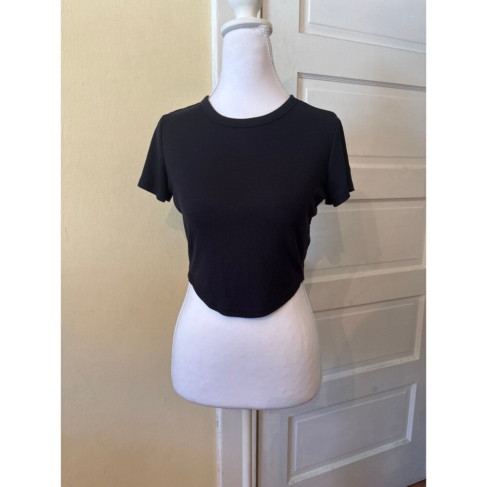 Crop top tshirt black short sleeve athletic sports gym layering basic women’s